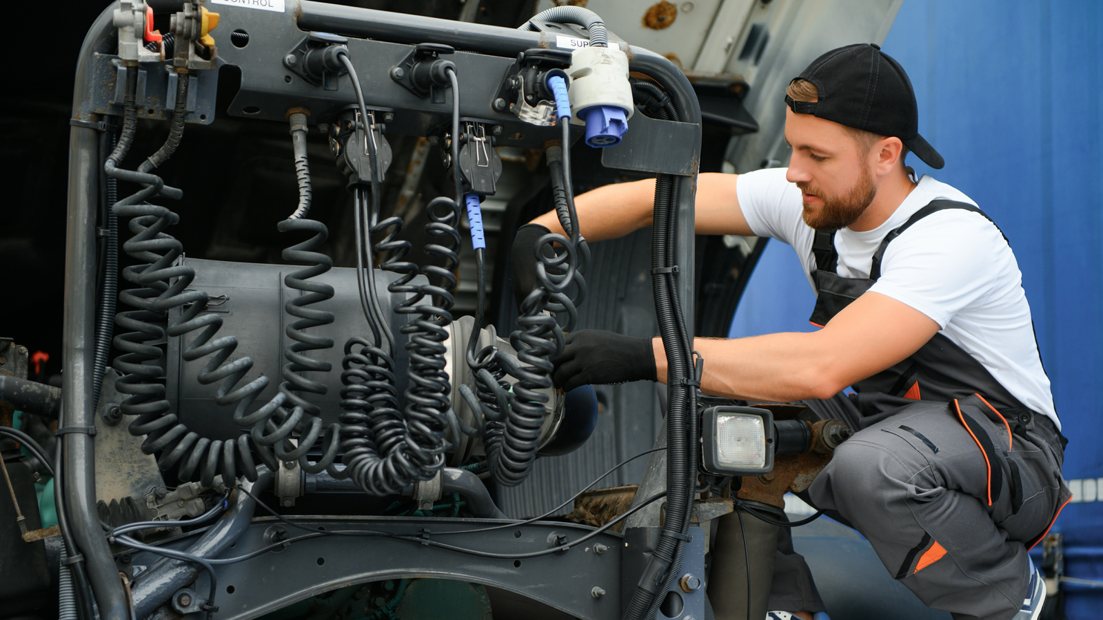 Zwei Personen stehen vor einem Traktor